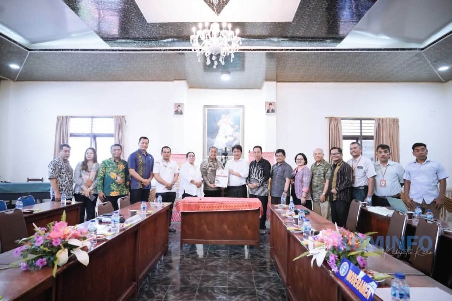 Brigjen Pol [ Purn ] Dr.dr Antonius Ginting Sp.OG M.Kes Serahkan Surat Pernyataan Resmi Penyerahan Aset RSUD Kabanjahe ke GBKP