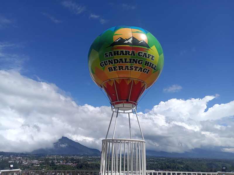 Balon Udara Di Puncak Gundaling Jadi Primadona Bagi Pelancong Pelancong Dari Luar Kabupaten Karo Maupun Tamu Lokal