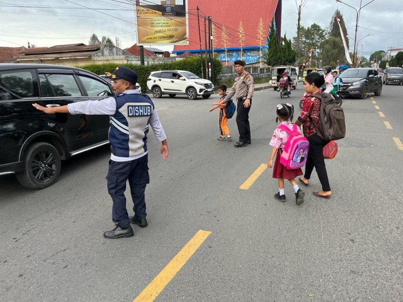 Antisipasi Kemacetan Kasat Samapta Polres Tanah Karo AKP Enda Tarigan Turun Langsung Atur Arus Lalu Lintas