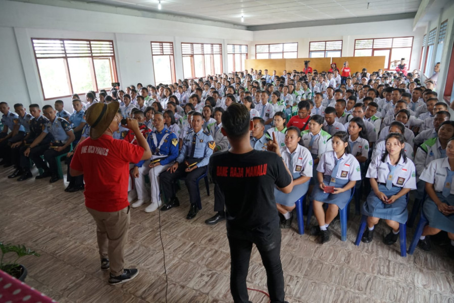 Bane Raja Manalu Memotivasi Pelajar SMA GKPS: Belajar dan Tekun Berusaha untuk Meraih Sukses