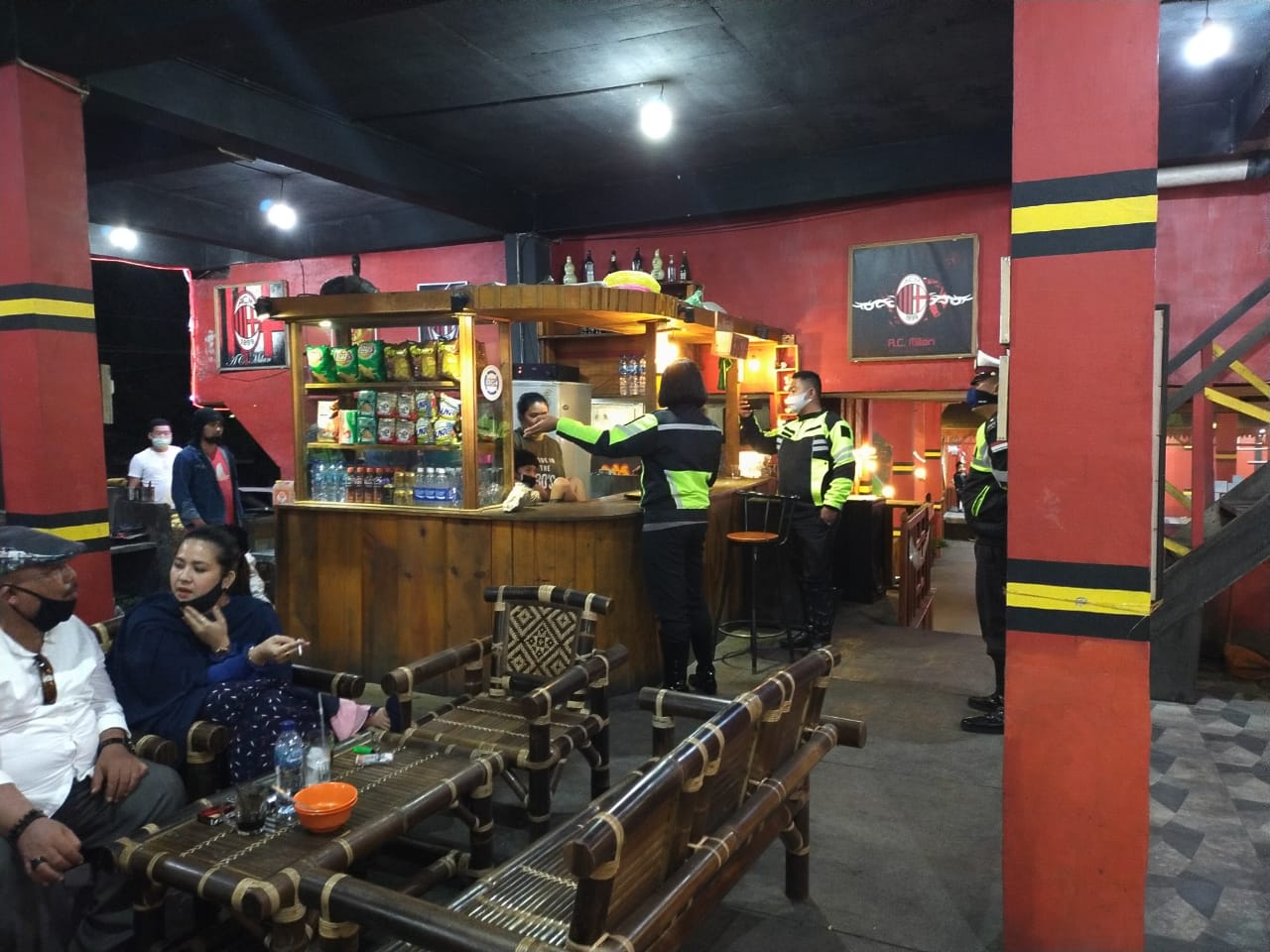 Usai Pantau Jalur Mudik Lebaran, Kasatlantas Polres Karo Sosialisasi Terkait Covid 19 di Cafe - cafe