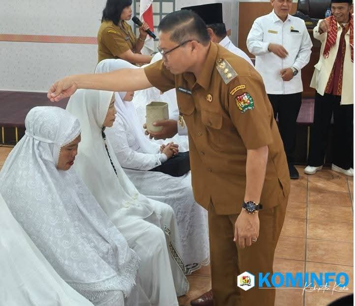 Wakil Bupati Karo Komando Tarigan S.P Njujungken Beras Piher kepada Calon Jemaah Haji Tahun 1446 H/2025 M