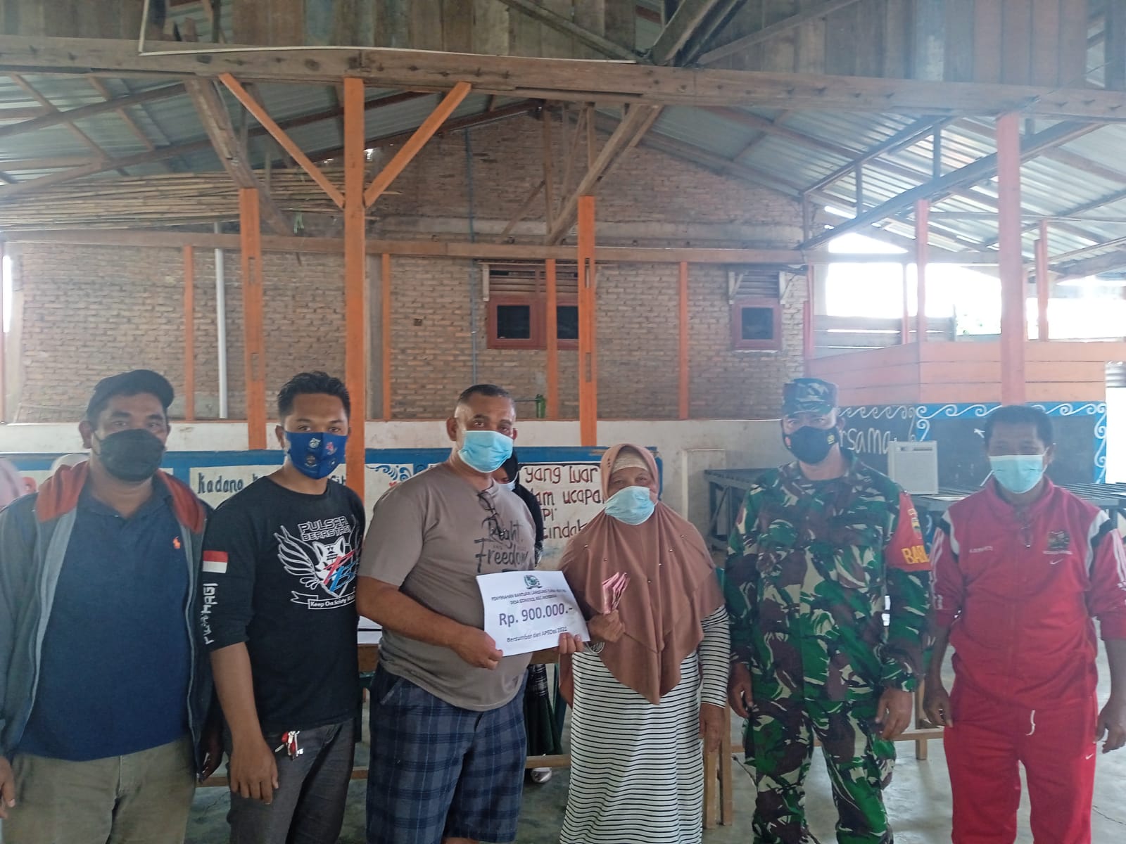 Dampingi Penyaluran BLT-DD Gongsol , Babinsa Koramil 04/SE Terapkan Protokol Kesehatan