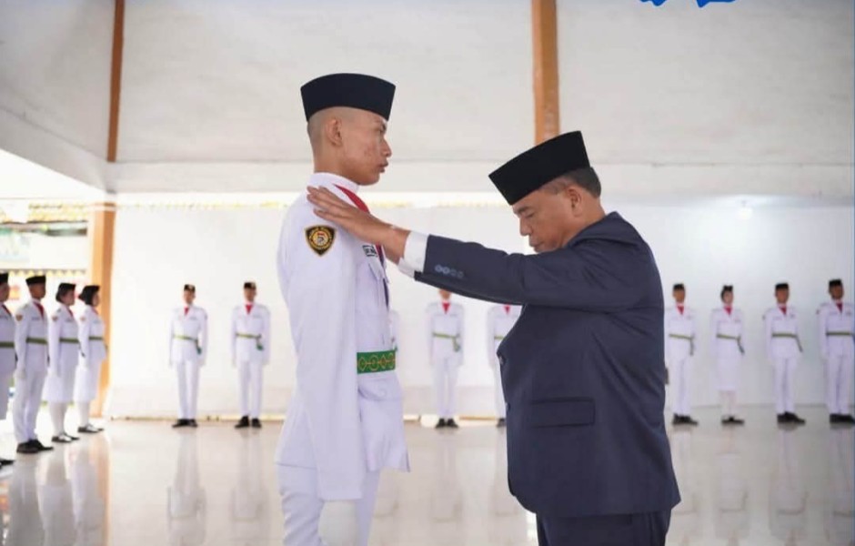 Bupati Karo Kukuhkan Paskibraka Kabupaten Karo untuk Pengibaran Bendera HUT Kemerdekan RI  ke-81