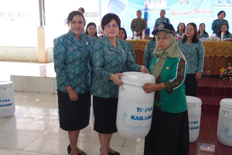 Ketua TP PKK Kabupaten Karo Hadiri Sosialisasi Program PKK dan Transformasi Posyandu di Desa Payung Ketua TP PKK Kabupaten Karo Hadiri Sosialisasi Program PKK dan Transformasi Posyandu di Desa Payung