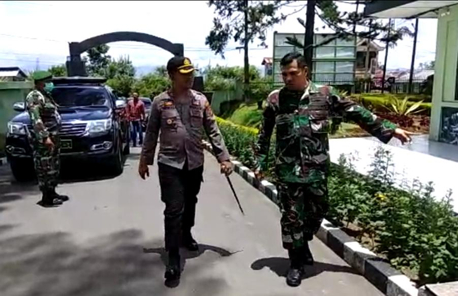 Sinergitas TNI - Polri, Kapolres Karo Berkunjung ke Makodim 0205/TK Untuk Bahas Covid 19
