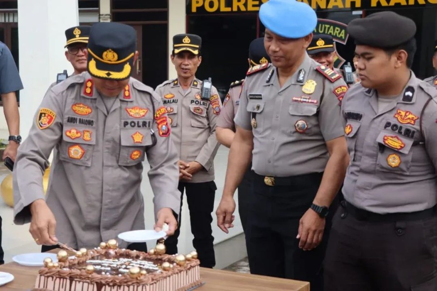 Kebersamaan Lewat Momen Sederhana, Kapolres Tanah Karo AKBP Pebriandi Haloho Rayakan Ulang Tahun Personel