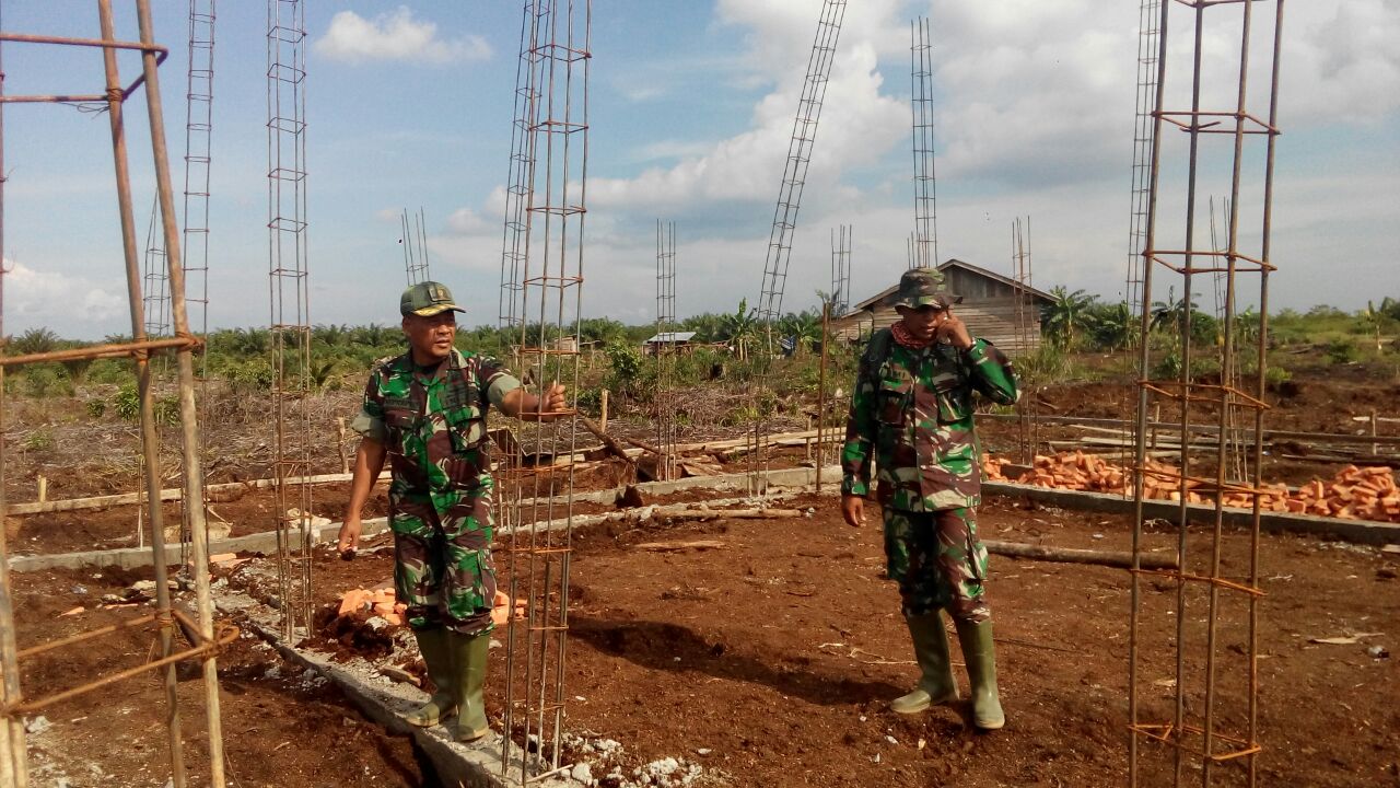 TNI-MMD bersama Masyarakat, Kasdim 0321/Rohil Tinjau  Pembangunan Gedung Mushollah di Kampung Medan