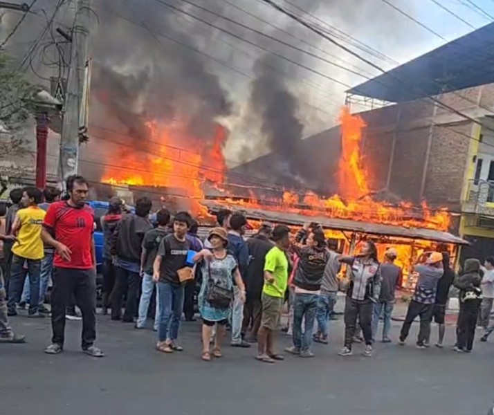 Diduga Kebocoran Tabung Gas, 3 Rumah Rata Dijilat Silidah Merah di Simpang Pajak Lama Berastagi Diduga Kebocoran Tabung Gas, 3 Rumah Rata Dijilat Silidah Merah di Simpang Pajak Lama Berastagi