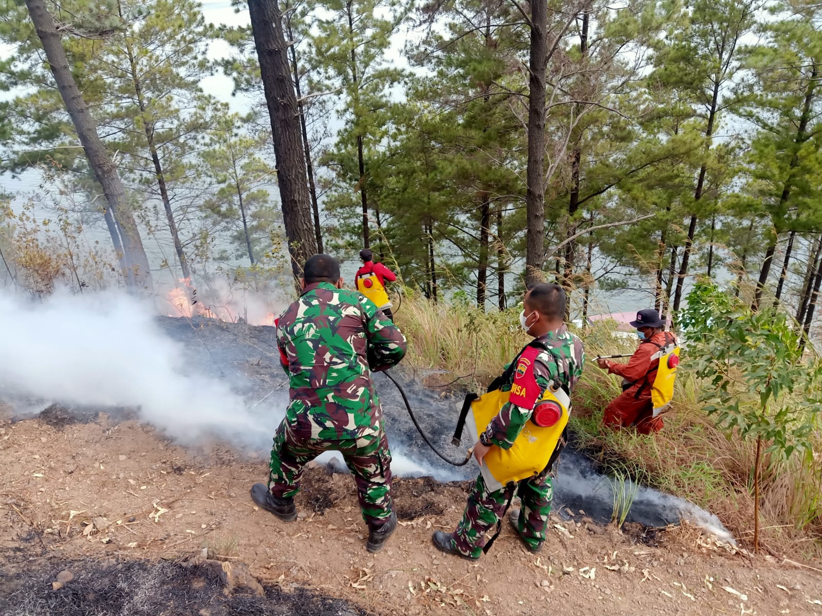 Personil Koramil 02/TP Bantu Padamkan Kebakaran Hutan Di Sipiso Piso