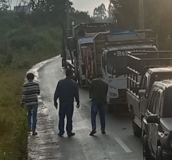 Warga Tiga Desa Korban Erupsi Gunung Sinabung Hentikan Mobil Rehulina di Siosar