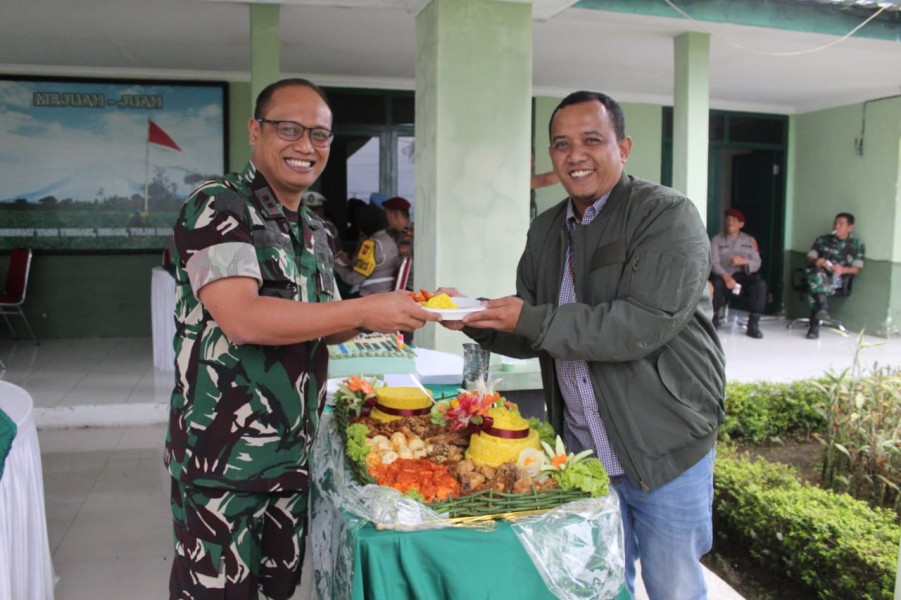 Puncak Perayaan HUT ke-79 TNI, PT BRI Branch Office Kabanjahe Diwakili Unit Berastagi Berikan Nasi Tumpeng ke Komandan Kodim 0205/TK