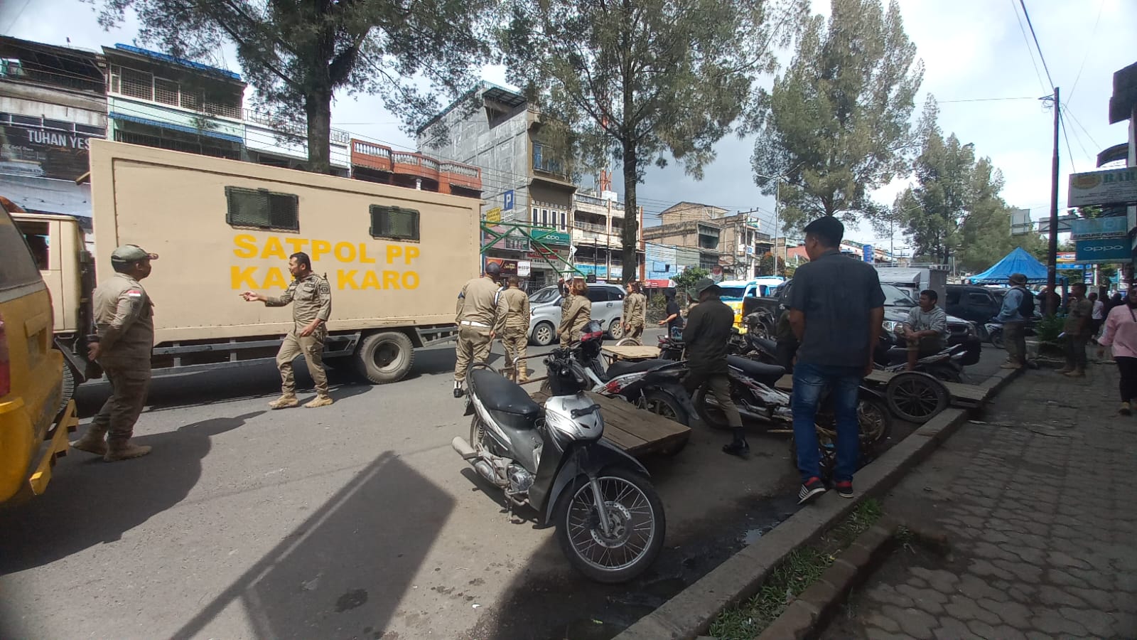 Satpol PP Kabupaten Karo Imbau Pedagang Tak Berjualan di Fasilitas Publik