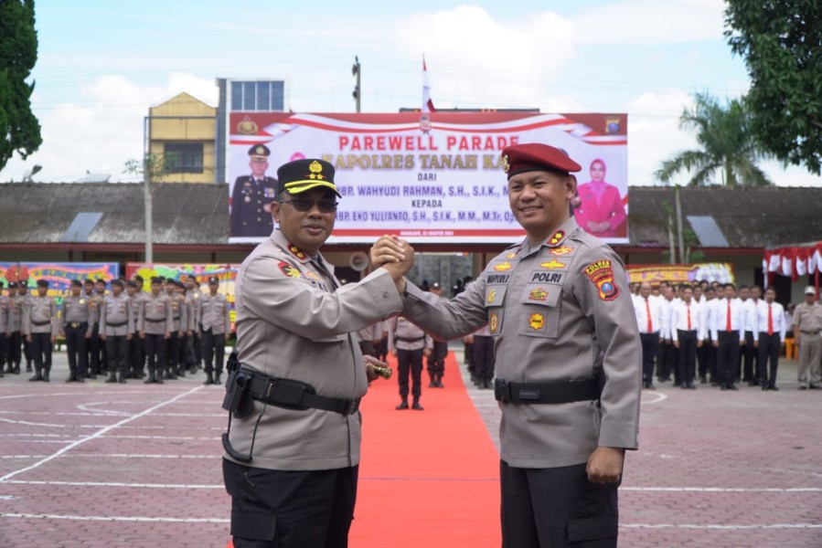 Pisah Sambut Kapolres Tanah Karo, AKBP Wahyudi Rahman Serahkan Jabatan Kepada AKBP Eko Yulianto