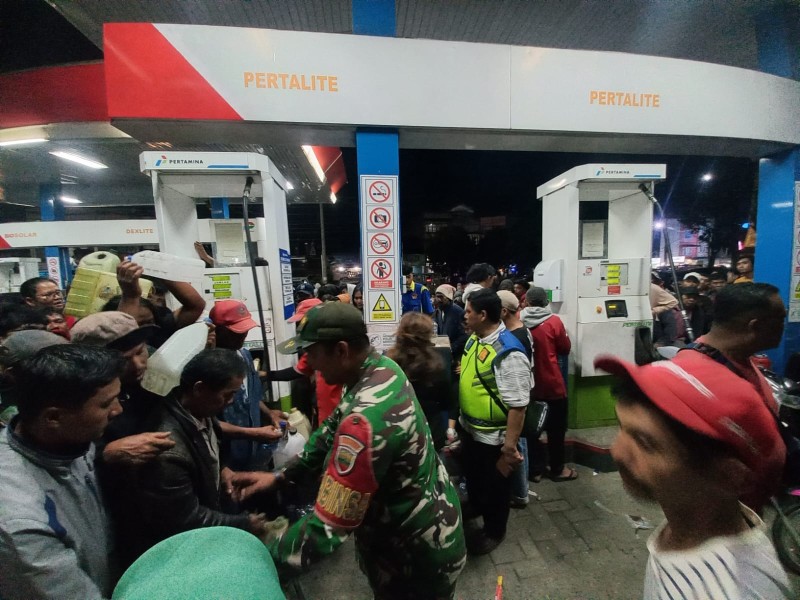 Sinergitas Koramil 03/BT Dan Polsek Berastagi Dalam Pengamanan Antrian Masyarakat di SPBU Tugu Juang