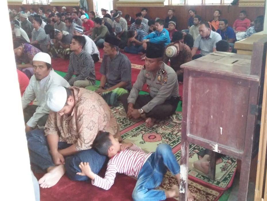 Kompol Aron Siahaan Salat Juma't Berjamaah Dengan Masyarakat di Masjid Istihrar