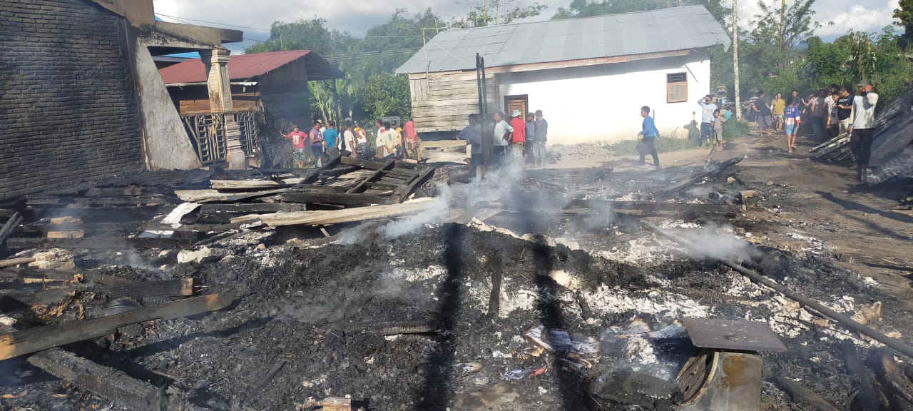 Tiga Rumah Kebakaran di Desa Kutambelin, Ada R2 dan Uang Hasil Penjualan Jeruk Ikut Terbakar