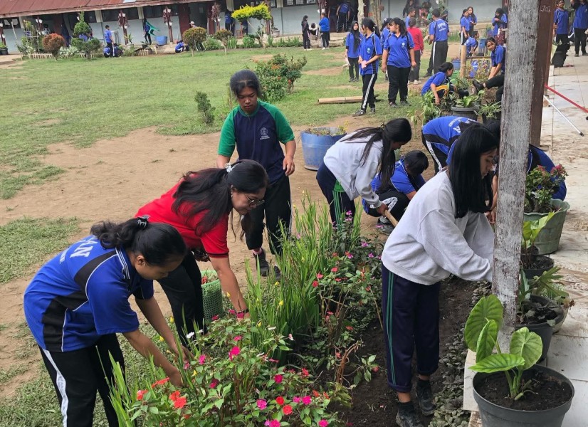 Kepsek SMAN 1 Barusjahe, Helenta Br Tarigan S.Sos: Gotong Royong Menumbuhkan Rasa Kebersamaan, Menciptakan Lingkungan Sekolah Yang Bersih dan Rapi