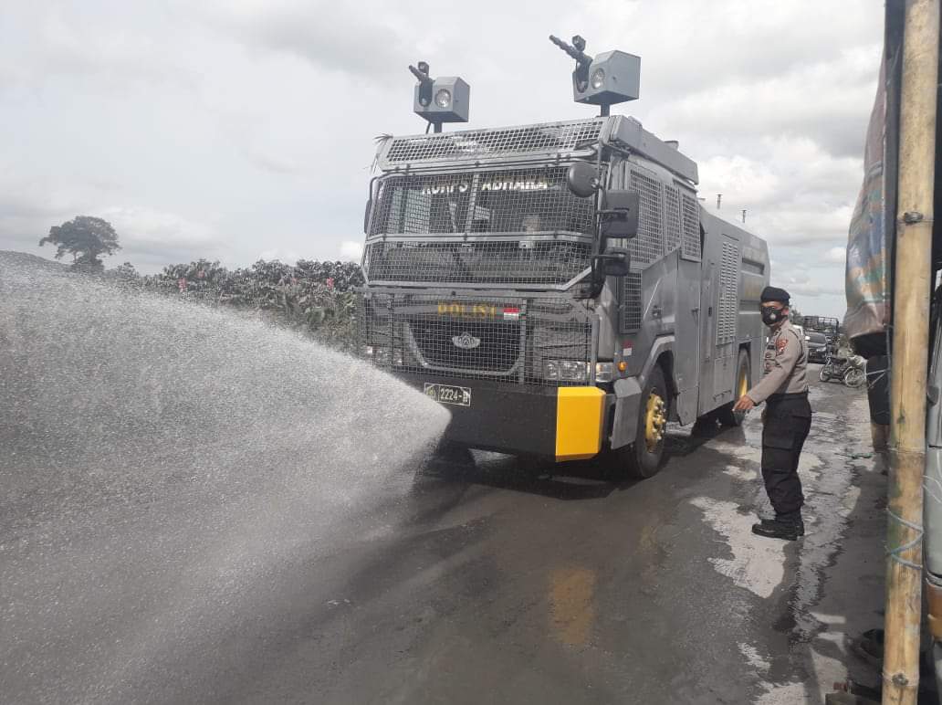 Mobil Water Canon Milik Polres Karo Bersihkan Debu Vulkanik Erupsi Sinabung di Desa yang Terdampak