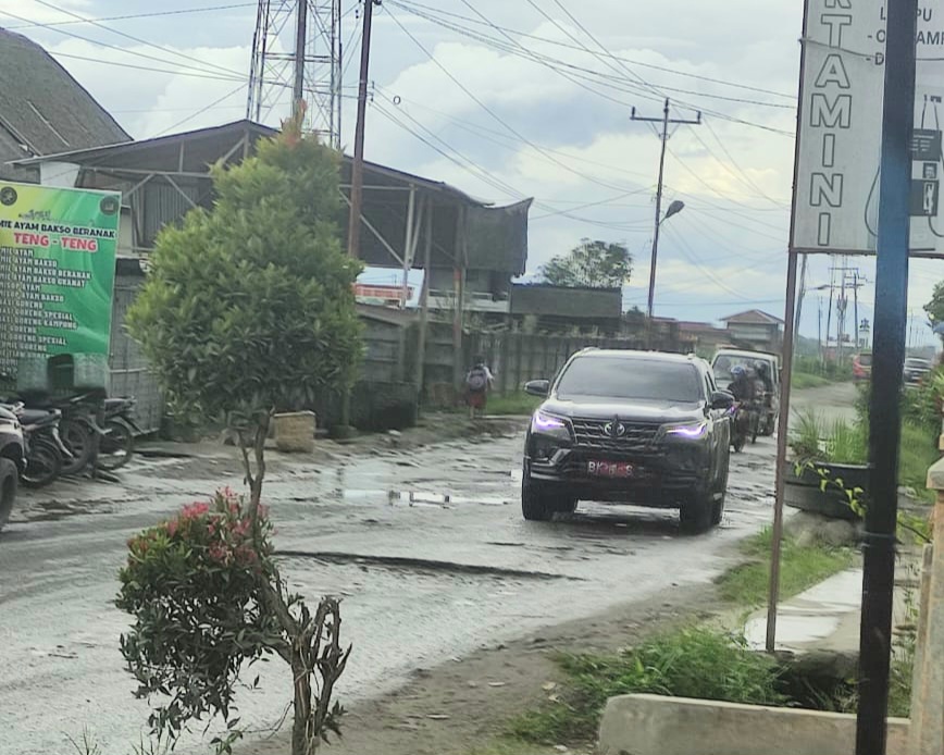 Warga Sebut Jalan Udara Desa Semangat Kecamatan Merdeka Kondisinya Kian Rusak Parah dan Butuh Perbaikan