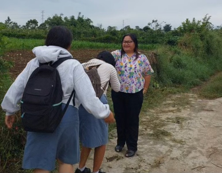Menyambut Siswa dengan Senyum, Salam, dan Sapa, Kepsek SMAN 1 Simpang Empat Felix Ekarista: Membentuk Lingkungan Sekolah yang Positif