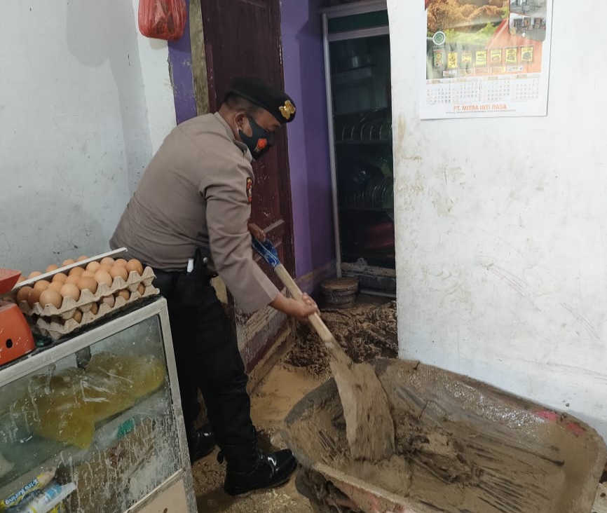 Gung Negeri Diterjang Longsor, Satuan Polres Tanah Karo Bantu Angkat Material