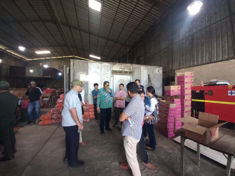 Tak Patuhi Perintah Bupati Karo, Tim Gabungan Segel Pencucian Wortel di Kec Berastagi Tak Patuhi Perintah Bupati Karo, Tim Gabungan Segel Pencucian Wortel di Kec Berastagi
