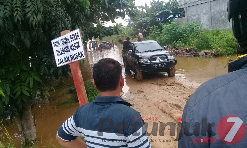 Jalan Terendam Air, Mobil Double Cabin Terjebak Banjir