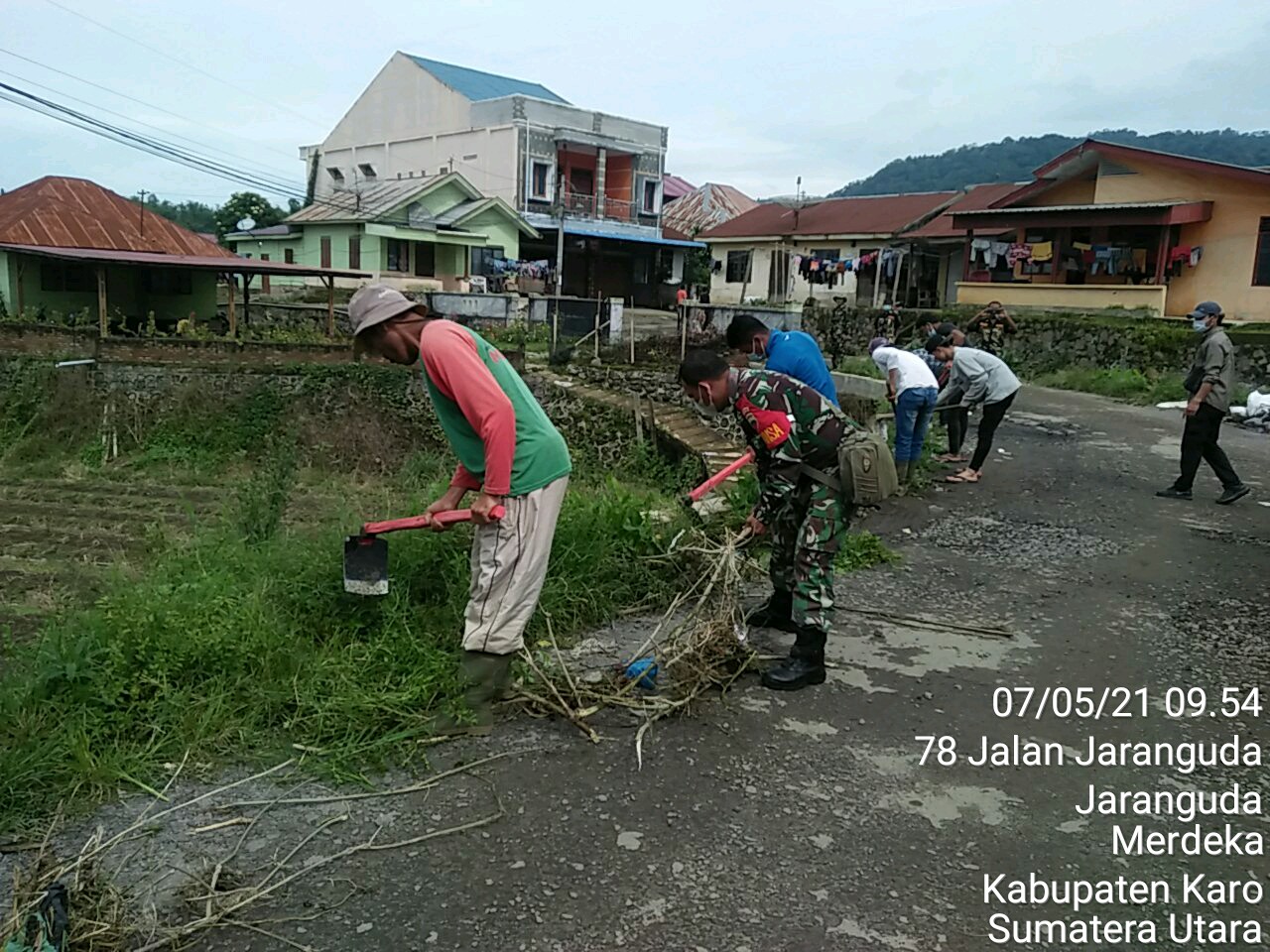 Jumat Bersih, Koramil 04/SE Lestarikan Budaya Gotong Royong di Desa Jaranguda