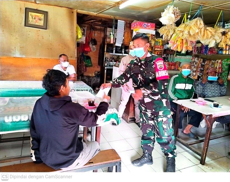 Babinsa Kodim 0205/Tanah Karo Bagikan Masker di Berastagi, Antisipasi Dampak Abu Vulkanik Gunung Sinabung