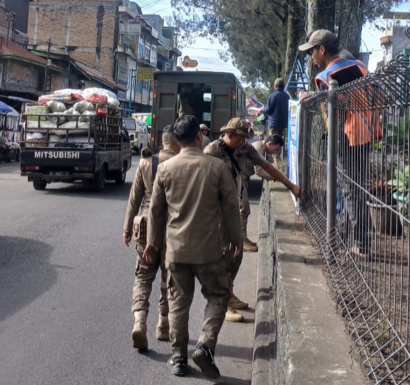 Jaga Estetika Kota, Satpol PP Kabupaten Karo Bersihkan Sejumlah Reklame dan Banner Tak Berizin Jaga Estetika Kota, Satpol PP Kabupaten Karo Bersihkan Sejumlah Reklame dan Banner Tak Berizin