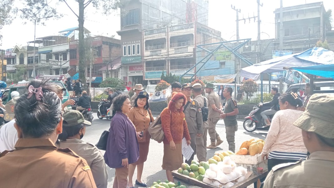 Tertibkan PKL, Satpol PP dan Pihak Kecamatan Berastagi Kembali Imbau Tidak Berjualan di Bahu Jalan dan Trotoar