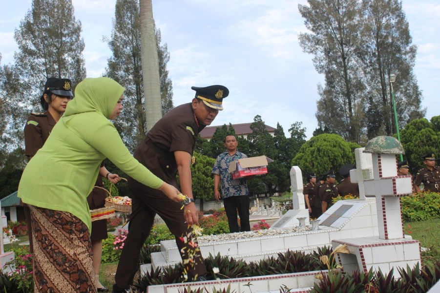 Sambut HUT Adyaksa ke 64 Hut Dharmakarini XXIV, Kejari Karo Gelar Tabur Bunga di Taman Makam Pahlawan Kabanjahe