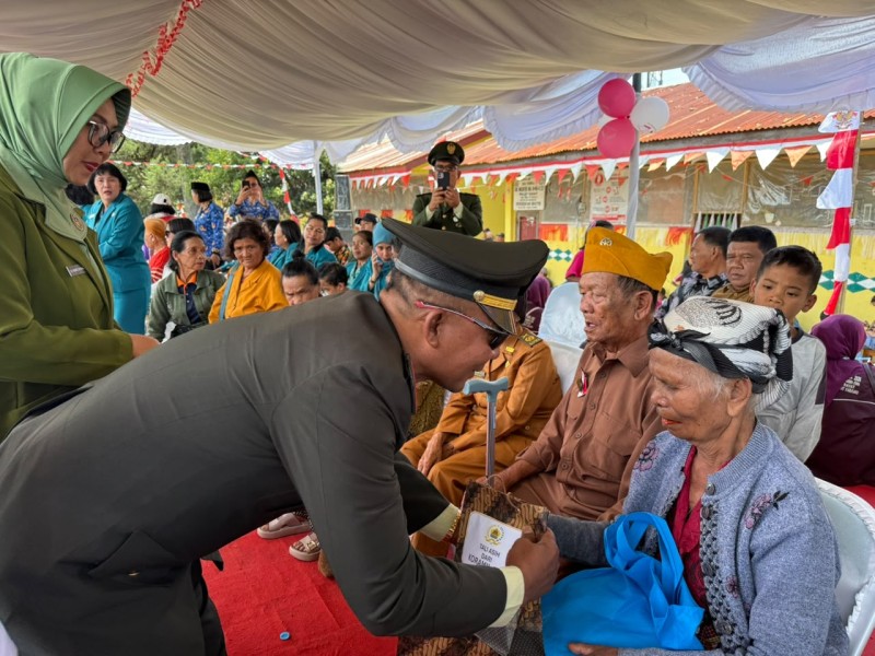 Dalam Rangka HUT RI Ke 81, Danramil 01/BJ Kapten Arm Catur Hadi Wuryanto Berikan Bingkisan Kepada Veteran dan Keluarga
