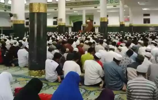 Tarawih Perdana di Masjid Annur: Jemaah Panjatkan Do'a Buat Ipda Auzar