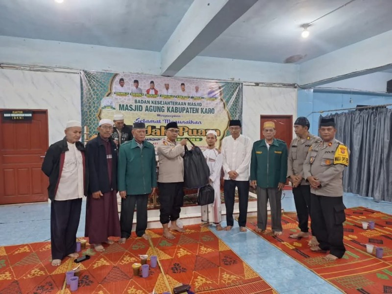 Polres Tanah Karo Serahkan Bantuan di Masjid Agung, Jalin Kedekatan dengan Jemaah Polres Tanah Karo Serahkan Bantuan di Masjid Agung, Jalin Kedekatan dengan Jemaah
