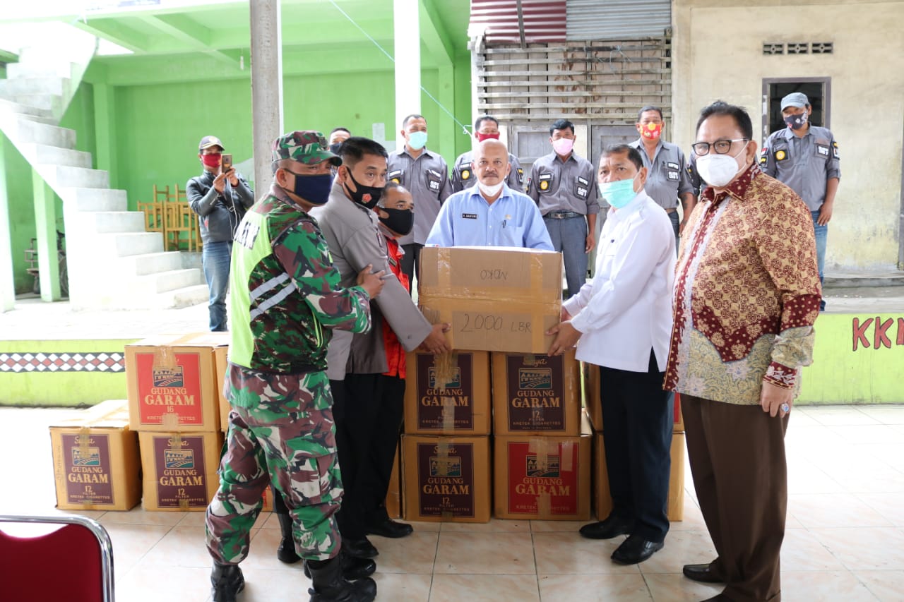 Didampingi Bupati Karo, Ketua DPRD Sumut Bantu Masker ke Warga se - Kecamatan Namanteran