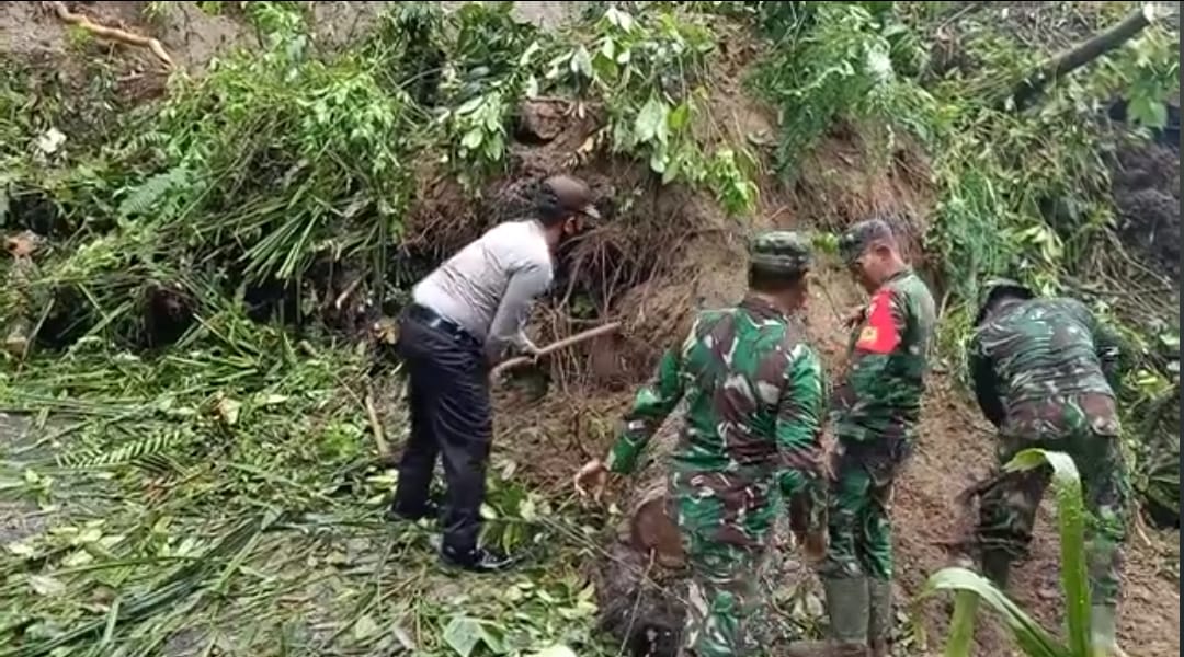 TNI - Polri Bantu Warga Bersihkan Tanah Longsor di Desa Ujungtran