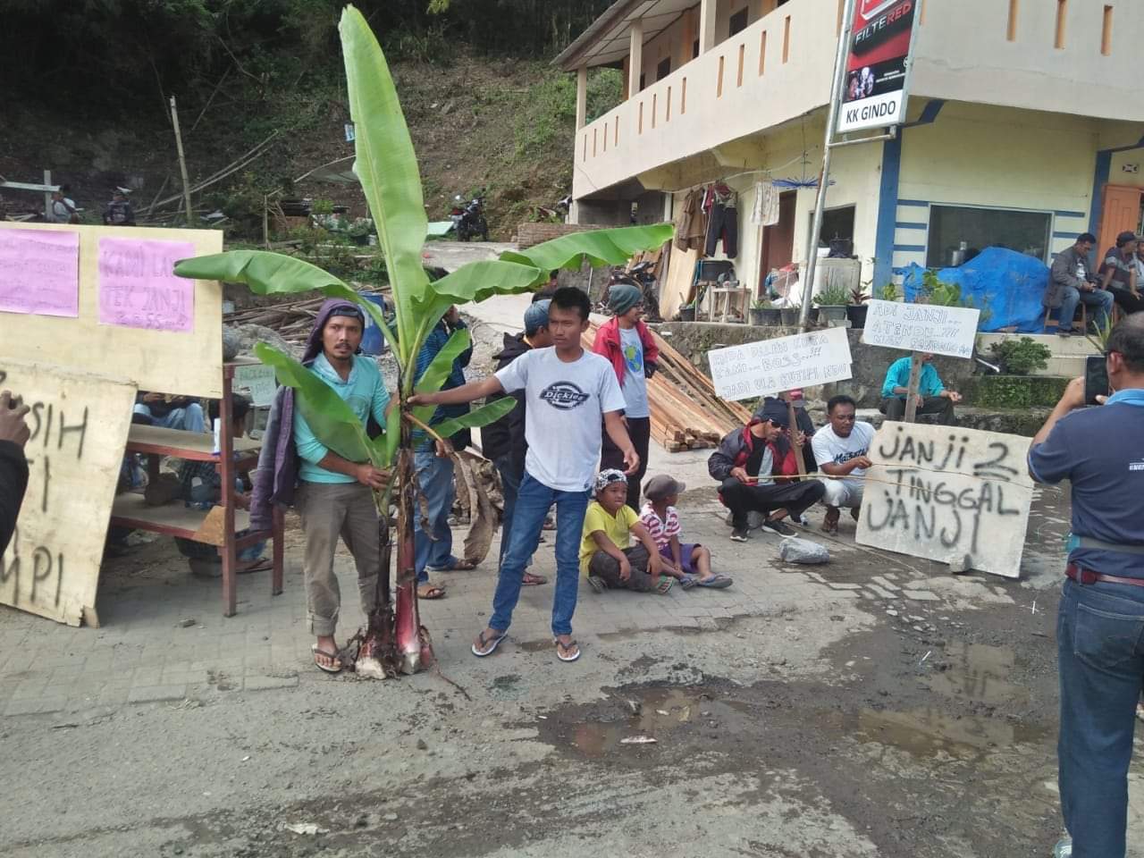 Demo Ratusan Masyarakat ke DTW Air Panas Semangat Gunung Tuntut Perbaikan Jalan Rusak