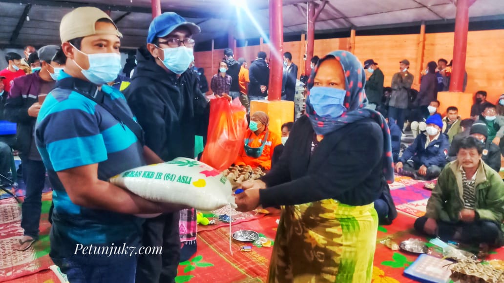 Paket Sembako Tahap ll Oleh Panitia Pos Masuk Kawasan Desa Wisata Semangat Gunung Kepada Masyarakat