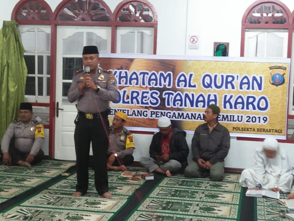 Usai Salat Isya bersama Masyarakat, Kapolsekta Berastagi Safari Khatam Alquran di Masjid Alkaromah