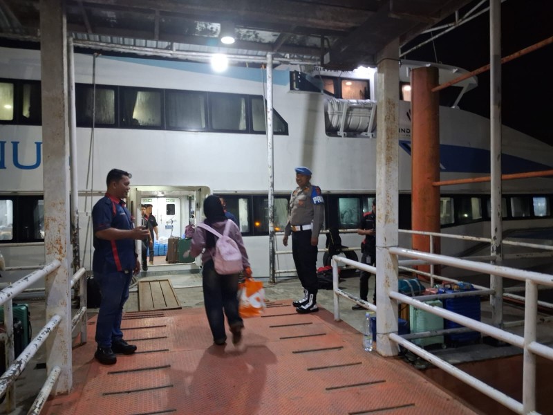 Pastikan Keamanan Penumpang, Polsek Teluk Nibung Kawal Keberangkatan Kapal