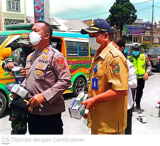 Forkopimca Berastagi Bagikan 500 Masker Yang Terdampak Debu Vulkanik Gunung Sinabung