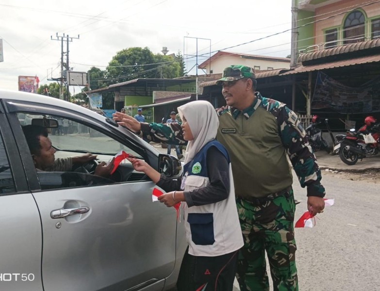 Danramil 04/SE Kapten Inf Gandhi dan Forkopimca Bagikan Bendera Kobarkan Nasionalisme