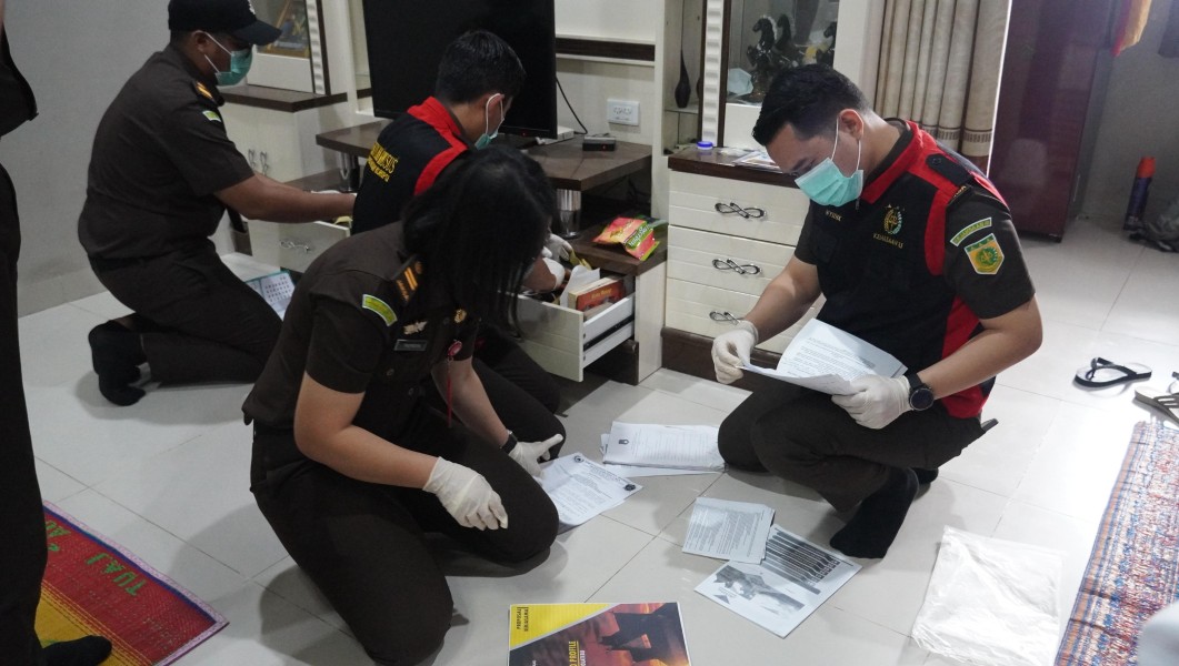 Menindaklanjuti Dugaan Tindak Pidana Korupsi Profil Desa, Kejaksaan Negeri Karo Lakukan Penggeledahan di 2 Lokasi Menindaklanjuti Dugaan Tindak Pidana Korupsi Profil Desa, Kejaksaan Negeri Karo Lakukan Penggeledahan di 2 Lokasi