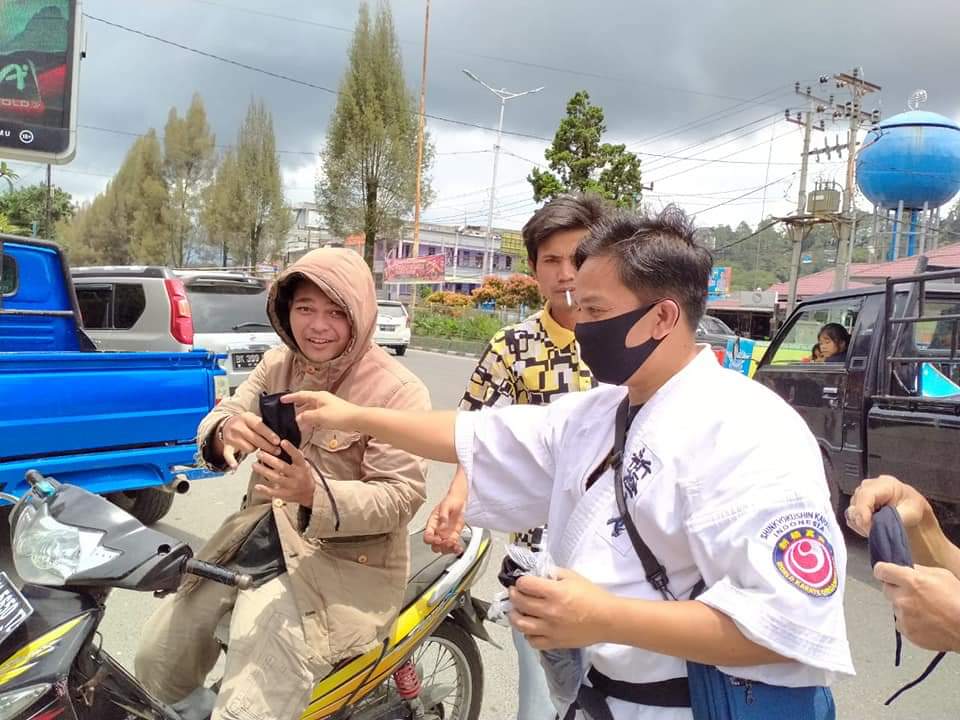 Shinkyokushinkai Sumut dan Karo Bagikan Sembako dan Masker ke Wargab yang Terdampak Covid 19