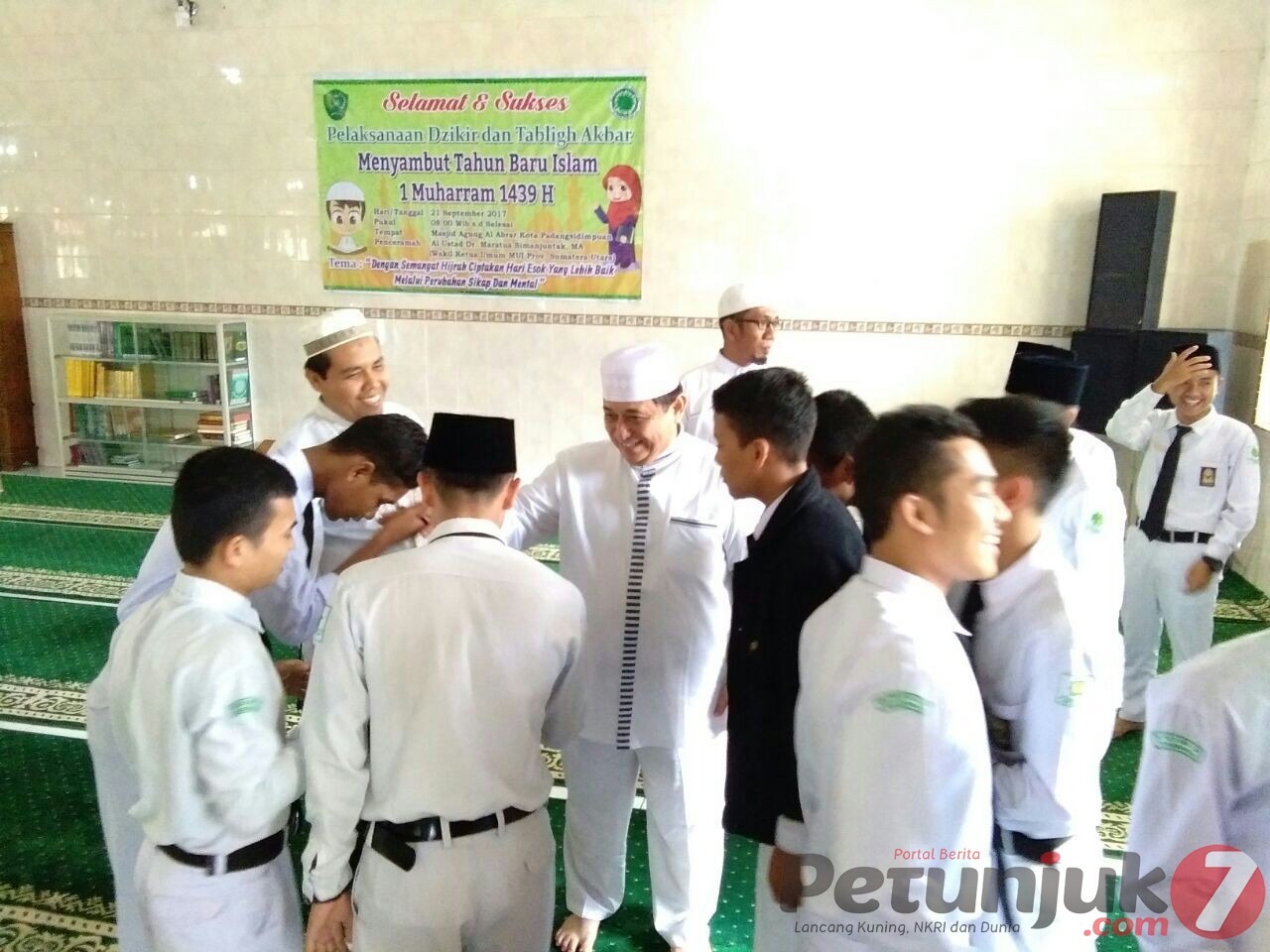 Wawako Padangsidimpuan Jadi Pusat Perhatian di Mesjid Agung : Warga Minta Salaman dan Foto Bersama