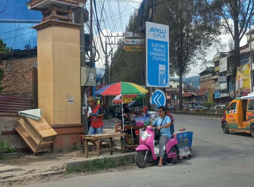 Tak Jera Ditertibkan, PKL Kembali Kuasai Trotoar Di Sekitar Tugu Kol Berastagi 