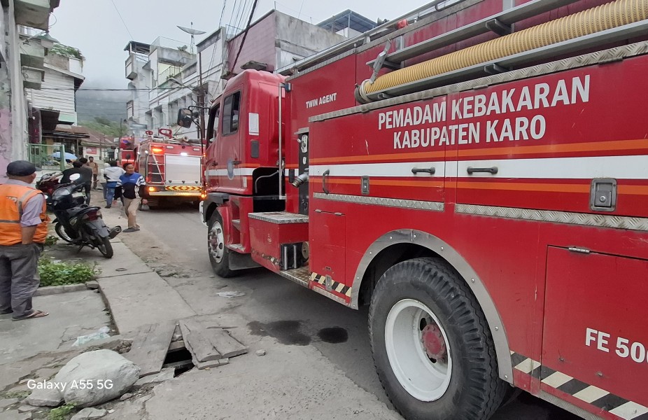 Aksi Damkar Padamkan Kebakaran Rumah di Berastagi, Api Berhasil Dikendalikan Dalam Waktu Kurang Sejam