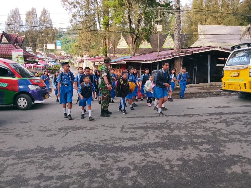 Peduli Keselamatan Anak-anak, Personel Jajaran Kodim 0205/TK Bantu Seberangkan Anak Sekolah Peduli Keselamatan Anak-anak, Personel Jajaran Kodim 0205/TK Bantu Seberangkan Anak Sekolah